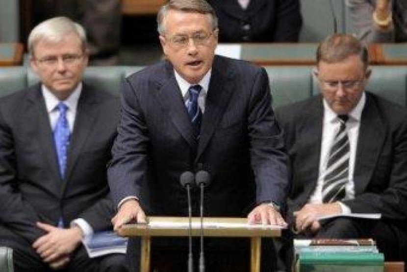 Wayne Swan, mantan Bendahara Negara Australia (tengah)