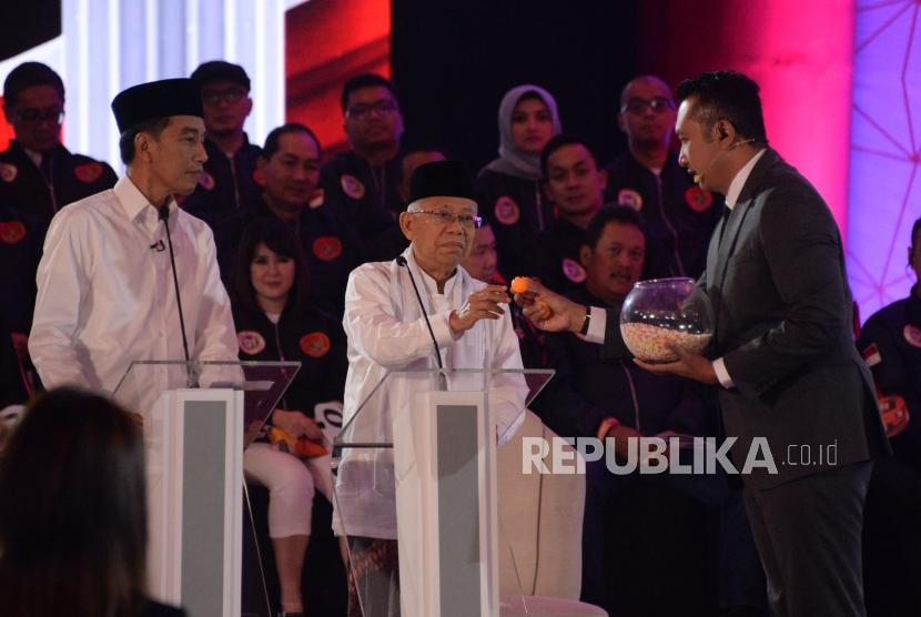 Pasangan Capres dan Cawapres nomor urut 01 Joko Widodo dan KH. Ma'ruf Amin saat debat pertama pasangan calon presiden dan wakil presiden pemilu 2019 di Jakarta, Kamis (17/1).