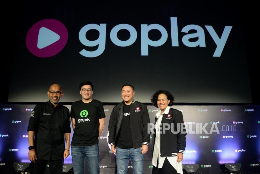 (dari kiri) Deputi Akses Permodalan Bekraf Fadjar Hutomo,Co-Founder Gojek Kevin Aluwi,CEO GoPlay Edy Sulistyo dan Produser Film Mira Lesmana berbincang saat peluncuran GoPlay di Jakarta, Kamis (26/9).