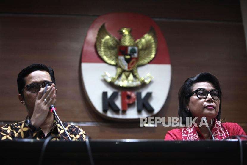 Wakil Ketua KPK Basaria Pandjaitan (kanan) didampingi Juru Bicara KPK Febri Diansyah (kiri) memberikan keterangan kepada media saat Konferensi Pers terkait kasus suap proyek pembangunan PLTU Riau-1 di Gedung KPK, Jakarta, Jumat (24/8).