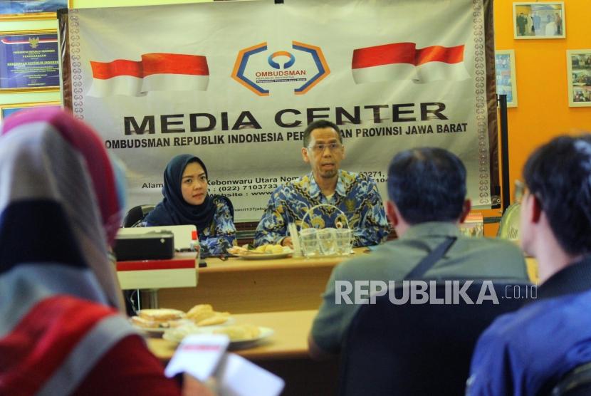 Ketua Ombudsman Jawa Barat Haneda Sri Lastoto (kanan)bdan Asisten Ombudsman Jabar Noer Adhe Purnama. 