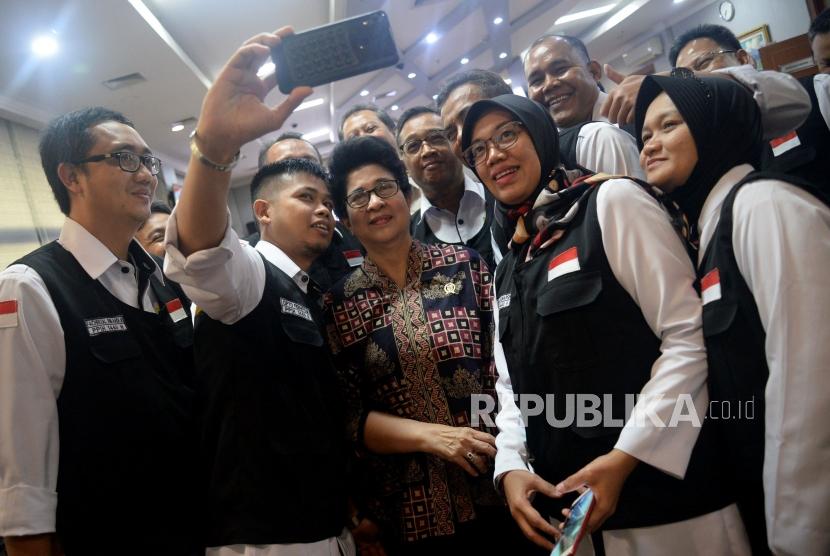 Menteri Kesehatan Nila F Moeloek berfoto saat melepas tim advance dan tim Petugas Penyelenggara Ibadah Haji (PPIH) Bidang Kesehatan di Kantor Kementerian Kesahatan, Jakarta, Senin (1/7).