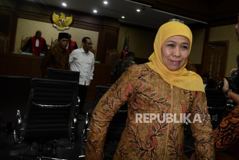 Gubernur Jawa Timur, Khofifah Indar Parawansa meninggalkan ruangan usai sidang di Pengadilan Tipikor, Jakarta, Rabu (3/7).