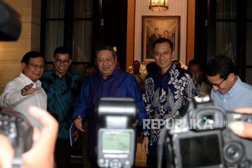 Ketua Umum Partai Demokrat Susilo Bambang Yudhoyono (SBY) menerima kedatangan Bakal Calon Presiden yang juga Ketua Umum Partai Gerindra Prabowo Subianto dan Bakal Calon Wakil Presiden Sandiaga Uno sebelum melakukan pertemuan di kediaman SBY, Jakarta, Rabu (12/9).