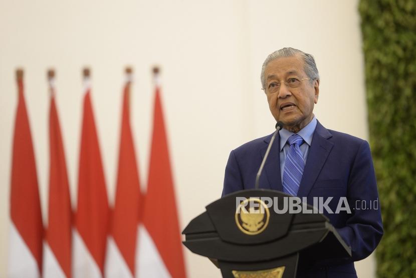 Presiden Kunjungan PM Malaysia. PM Malaysia Mahathir Mohamad memberikan keterangan pers bersama saat kunjungan kenegaraan di Istana Bogor, Jawa Barat, Jumat (29/6).