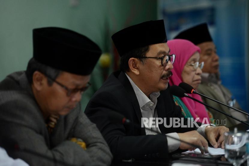 Wakil Ketua Umum MUI Zainut Tauhid dan Yunahar Ilyas memberikan keterangan saat konferensi pers di Kantor MUI, Jakarta, Selasa (9/4).