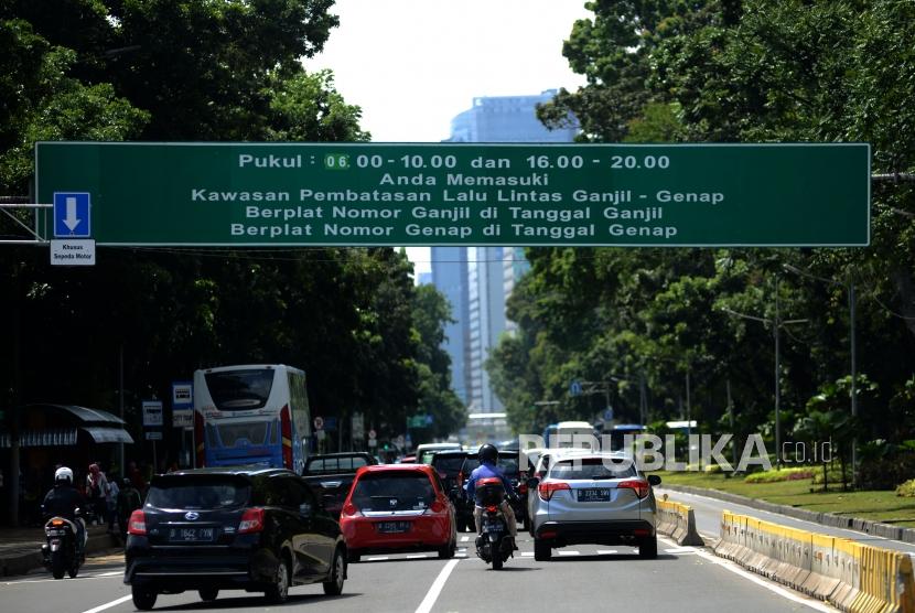 Sejumlah kendaraan melintas di bawah rambu ganjil-genap di Jalan Medan Merdeka Barat, Jakarta, Rabu (2/1).