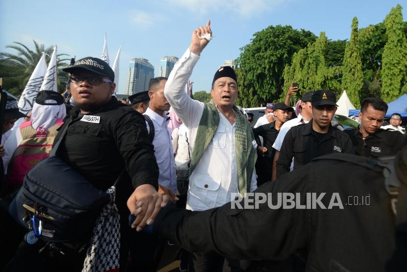 Ustaz Bachtiar Nasir berjalan saat mengikuti  reuni aksi 212 di Lapangan Monumen Nasional, Jakarta, Ahad, (2/12).