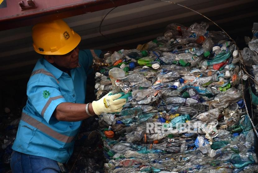 Petugas memeriksa kontainer yang berisikan limbah plastik di Pelabuhan Peti Kemas Koja, Jakarta, Rabu,(18/9).