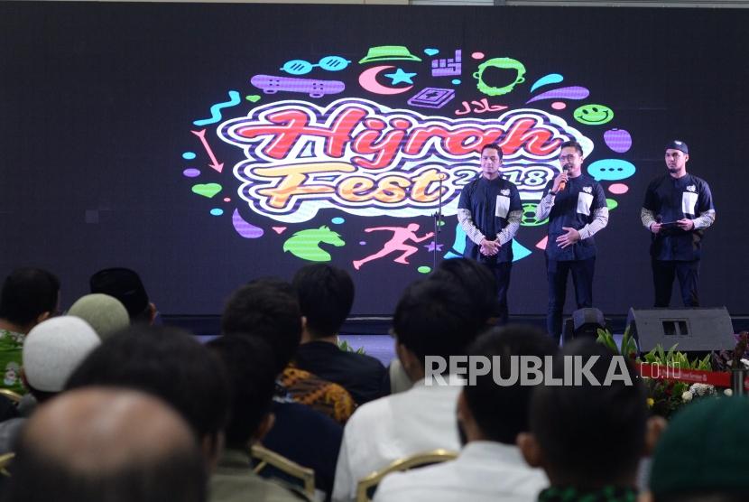 Sejumlah Artis Indonesia, Arie untung (tengah), Dude Herlino (kiri)  memberikan sambutan dalam acara pembukaan Hijrah Fest 2018 di  Jakarta Covention Center, Jakarta, Jumat (9/11).