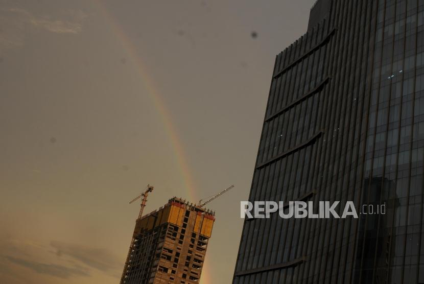 Pelangi terlihat di langit Jakarta di Jalan TB Simatupang, Cilandak, Jakarta Selatan, Kamis (8/2).
