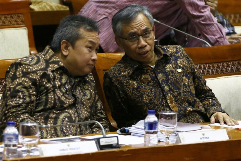 Ketua Dewan Komisioner Otoritas Jasa Keuangan (OJK) Wimboh Santoso (kanan) mengikuti rapat kerja bersama Komisi XI DPR di Kompleks Parlemen, Senayan, Jakarta.