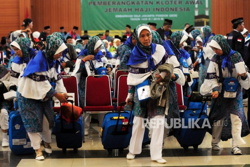 Sejumlah calon jamaah haji bersiap untuk berangkat ke Bandara Soekarno Hatta di Asrama Haji Pondok Gede, Jakarta, Rabu (18/7).