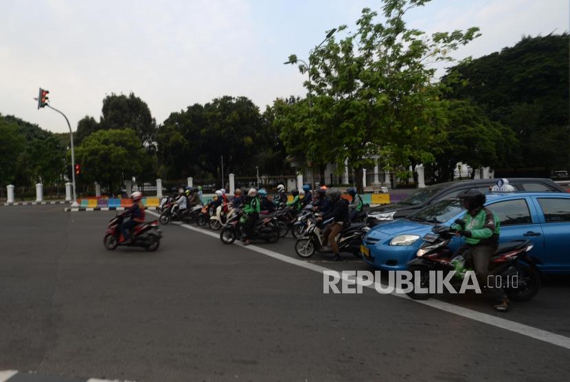 PapPengguna kendaraan roda dua melangar lampu merah saat di kawasan zona tilang elektronik di jalan persimpangan jalan Merdeka Barat, Jakarta, Rabu (31/10).