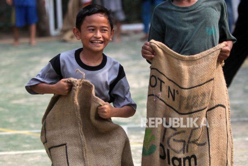 Sejumlah anak-anak bermain permainan tradisional balap karung di RPTRA Melati Duri Pulo, Jakarta, Sabtu (13/10).
