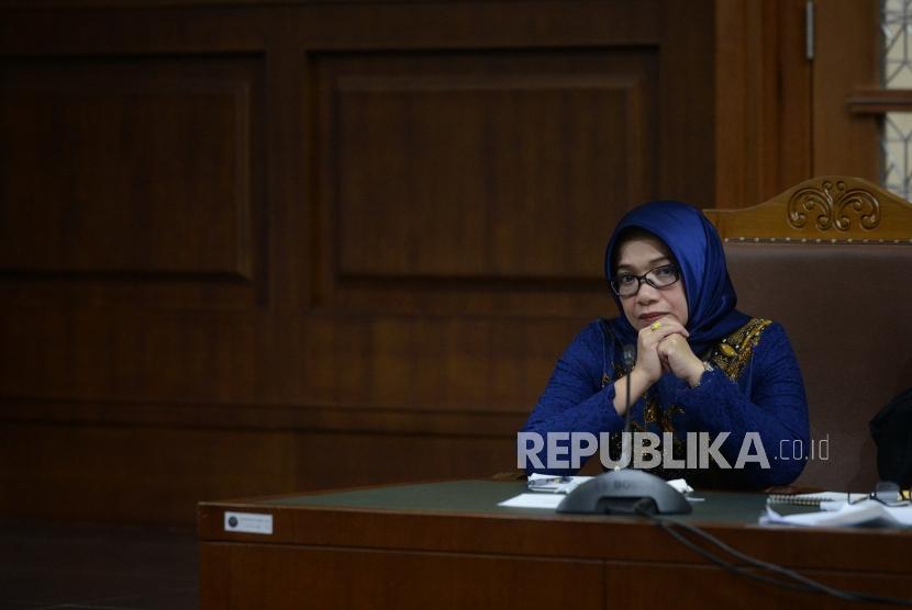 Keterangan Saksi Meringankan. Terdakwa kasus suap PLTU Riau-1 Eni Maulani Saragih mencermati keterangan saksi saat sidang lanjutan di Pengadilan Tipikor, Jakarta, Selasa (15/1/2019).