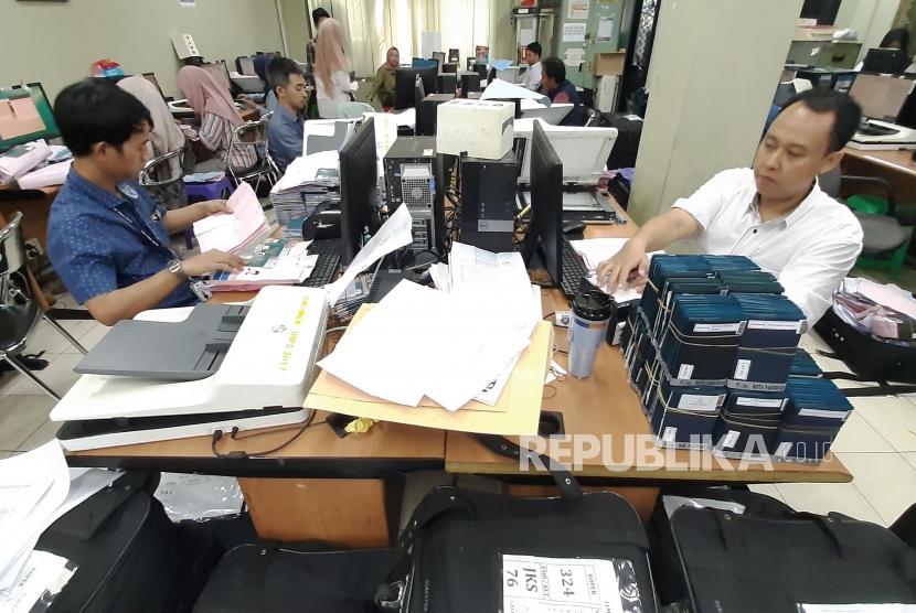 Petugas Kementerian Agama sedang melakukan pendataan pembuatan visa haji untik calon jamaah haji Indonesia di kantor Kementrian Agama RI di Jakarta, Selasa (25/6).
