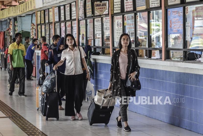 Pemudik Kampung Rambutan. Suasana pemudik di Terminal Kampung Rambutan, Jakarta Timur, Minggu (26/5).