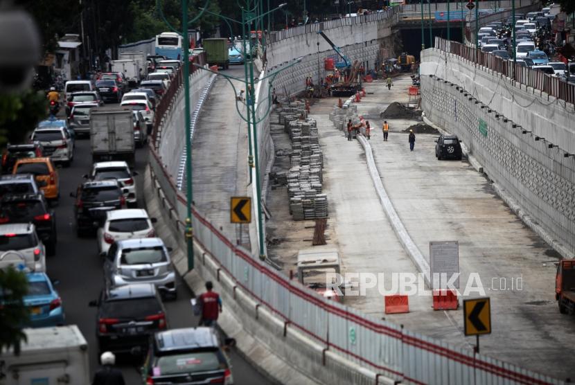 Pekerja menyelesaikan pembangunan proyek Underpass Mampang Kuningan di Jakarta, Senin (12/3).