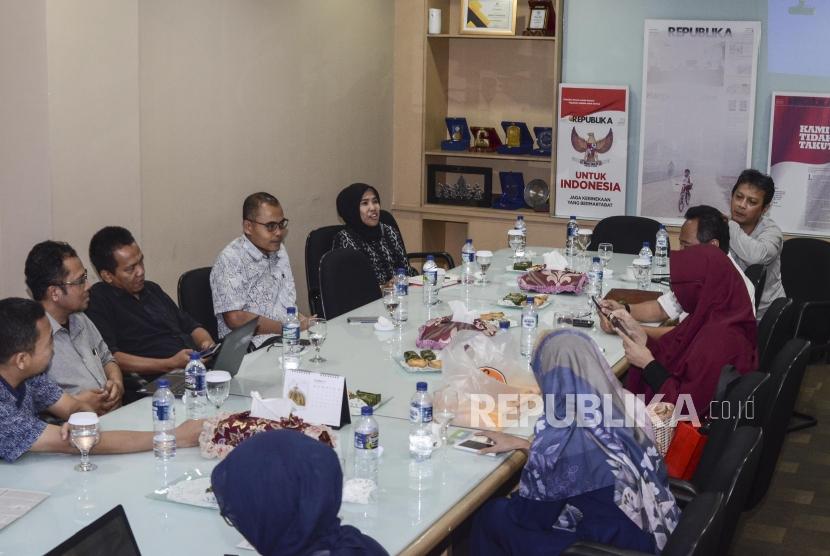 Kunjungan ACT. Redaksi Republika saat berdikskusi dengan  ACT di Kantor Republika, Jakarta, Kamis (25/7).