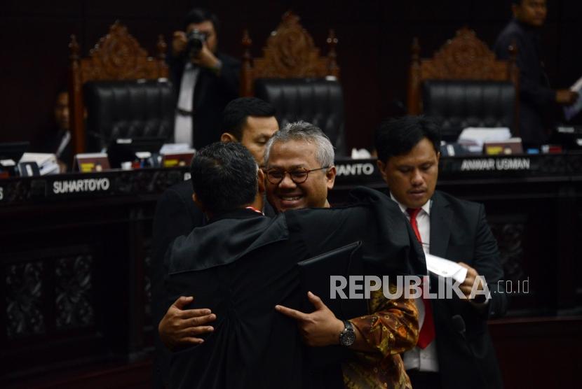 Ketua KPU Arief Budiman berpelukan dengan Ketua Tim Hukum Prabowo-Sandi Bambang Widjojanto sebelum dimulainya sidang lanjutan Perselisihan Hasil Pemilihan Umum (PHPU) Pemilihan Presiden (Pilpres) 2019 di Gedung Mahkamah Konstitusi, Jakarta, Selasa (18/6).