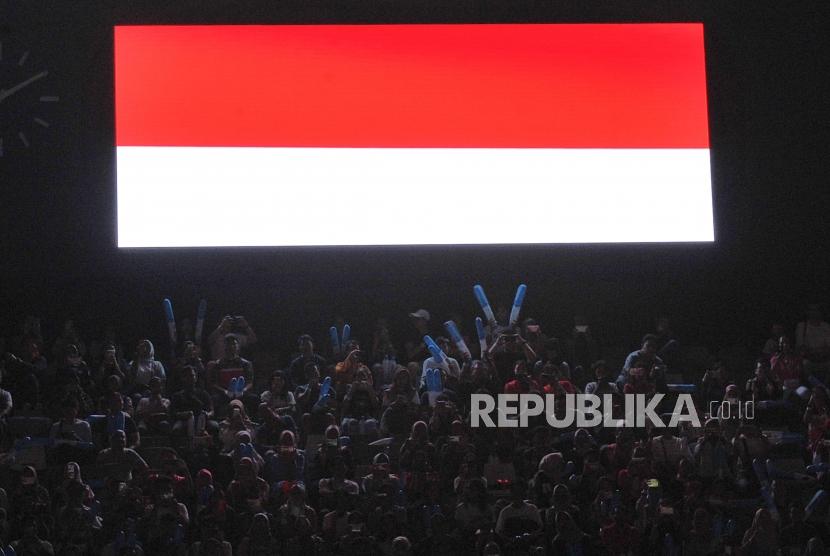 Penonton menyaksikan partai final nomor ganda putra antara Marcus Fernaldi Gideon/Kevin Sanjaya Sukamuljo melawan Mohammad Ahsan/Hendra Setiawan pada Blibli Indonesia Open 2019 di Istora Gelora Bung Karno, Jakarta, Ahad (21/7).