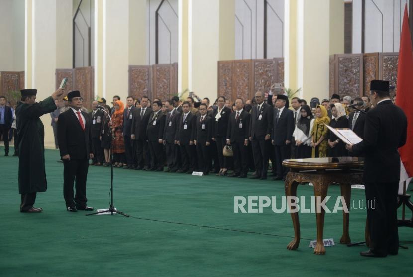 Sekjen DPR RI yang baru Indra Iskandar mengucapkan sumpah jabatan pada acara pelantikan sekjen DPR di Gedung Nusantara IV, Kompleks Parlemen, Senayan, Jakarta, Selasa (22/5).