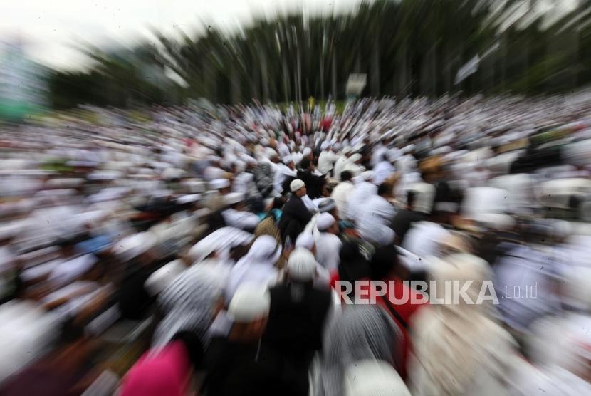 Ribuan umat Islam mengikuti reuni 212 di Monumen Nasional, Jakarta, Sabtu (2/12).
