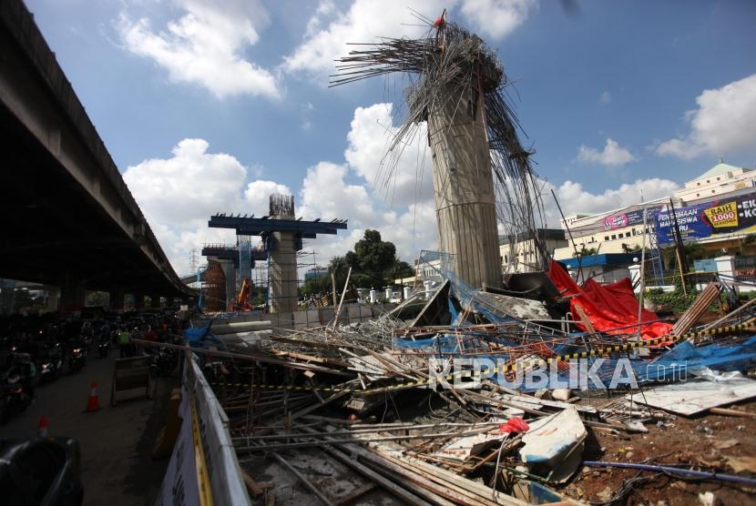 Formwork pier head on Bekasi-Cawang-Kampung Melayu (Becakayu) toll road near Kebon Nanas toll gates in East Jakarta collapsed on early Tueday (Feb 20).