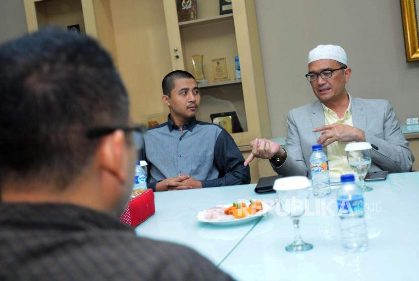 Ketua Umum Serikat Penyelenggara Umrah dan Haji Indonesia (sapuhi) Syam Resfiadi (kanan) memberikan paparan saat kunjungan ke Kantor Republika, Jakarta, Jumat (27/7).