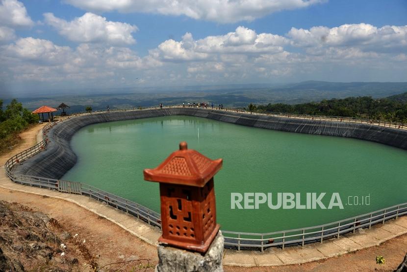 Pengembangan Wisata Yogyakarta. Pengunjung menikmati pemandangan Embung Nglanggeran, Gunungkidul, Yogyakarta, Senin (15/7/2019).