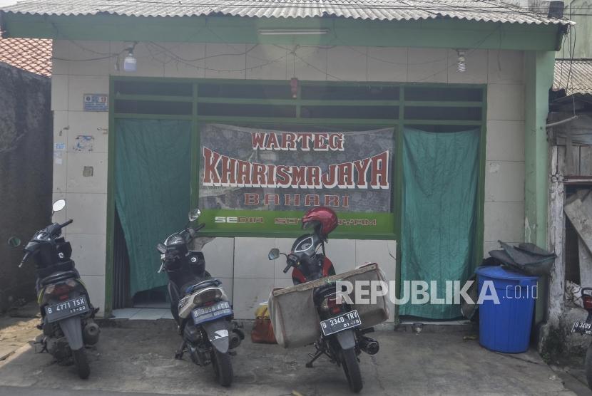 Warung makan menggunakan tirai saat Ramadhan. MUI Bekasi minta pengusaha kuliner dan tempat hiburan malam hormati Ramadhan. Ilustrasi.