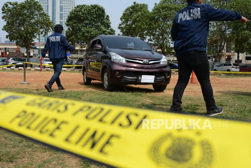 Reka adegan kasus pembunuhan ayah dan anak di Sukabumi