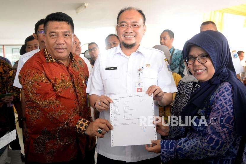 Kepala BP BUMD DKI Jakarta Faisal Syafruddin (tengah).