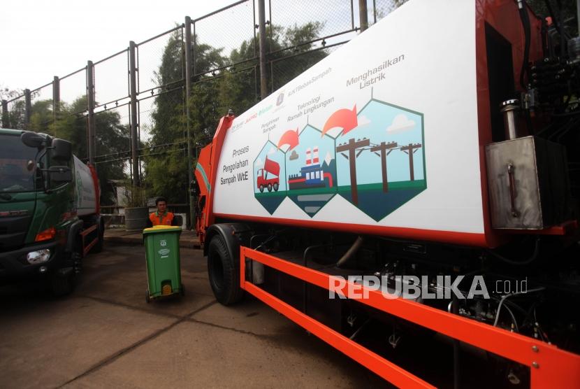 Petugas mendorong tempat sampah saat peresmian Pembangunan Fasilitas Pengolahan Sampah dalam Kota menjadi Energi di Sunter, Jakarta, Ahad (20/5).