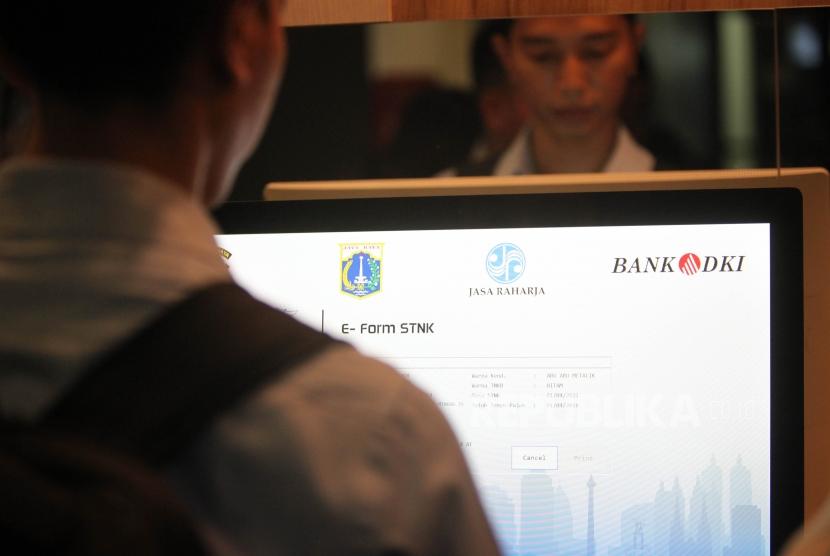 Warga mengisi form pendaftaran untuk membayar pajak dengan menggunakan Samsat Digital e-Samsat di Kantor Bersama Pelayanan Satu Atap Polda Metro Jaya, Jakarta, Rabu (28/3).