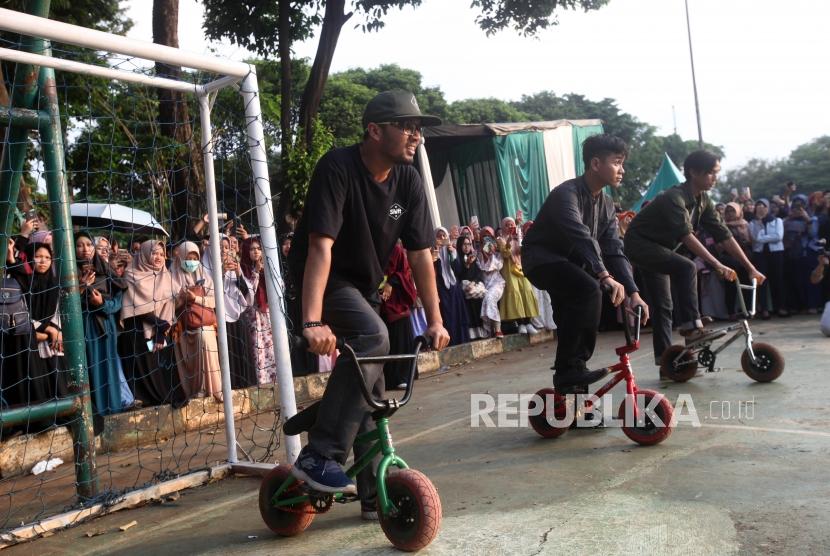 Ustadz Hanan Attaki (kiri) bermain sepeda kate saat ngabuburide di Lapangan Blok S, Senopati, Jakarta. Gerakan Pemuda Hijrah Bentukan Ustadz Hanan Attaki Sasar Dakwah Anak Muda