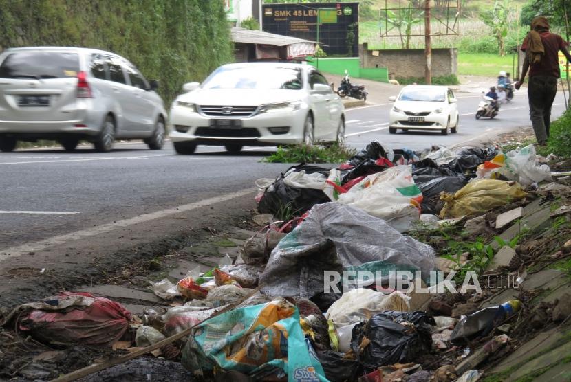 Tumpukan sampah yang sengaja dibuang secara sembarangan tampak di salah satu ruas Jalan Tangkubanparahu, Kecamatan Lembang, Kabupaten Bandung Barat, Ahad (11/3).