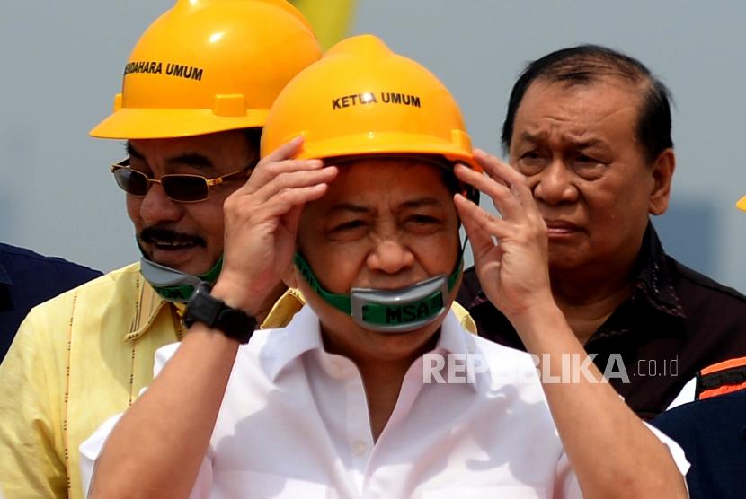 Ketua Umum Partai Golkar Setya Novanto memakai helm saat  gedung baru Partai Golkar di DPP Partai Golkar di Jakarta, Ahad (12/11).