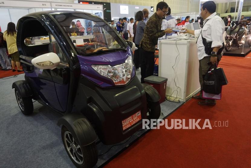 Pengunjung mengamati kendaraan listrik yang dipamerkan pada Indonesia Electric Motor Show (IEMS) 2019, di Balai Kartini, Jakarta, Rabu (4/9).