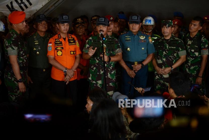 Panglima TNI Marsekal Hadi Tjahjanto didampingi Kepala Basarnas Marsekal Madya M. Syaugi memberikan keterangan usai meninjau lokasi jatuhnya pesawat Lion Air JT 610 di Dermaga JICT 2, Pelabuhan Tanjung Priok, Jakarta, Rabu (31/10).
