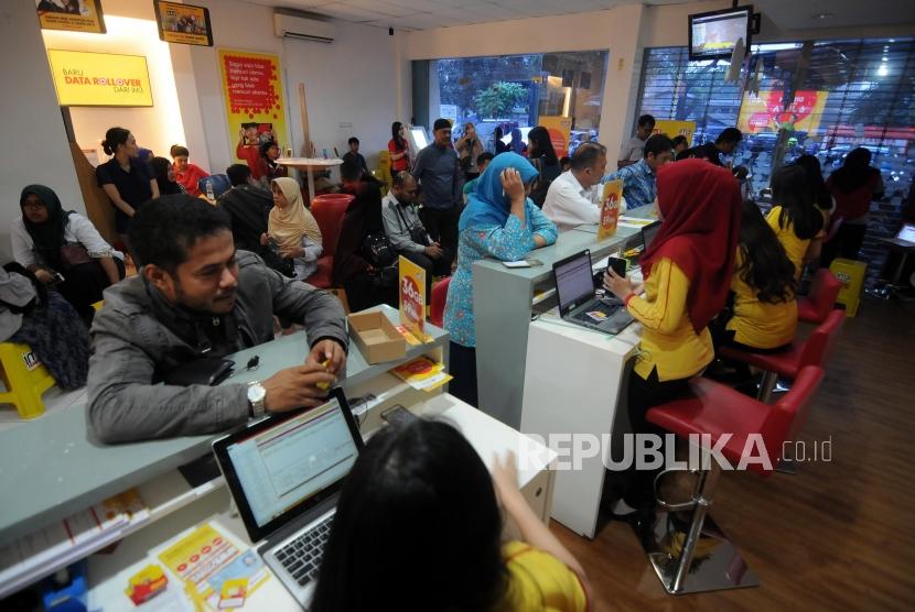 Petugas melayani antrian warga untuk melakukan registrasi ulang kartu SIM prabayar di Galeri Indosat, Kota Bogor, Jawa Barat, Rabu (28/2).