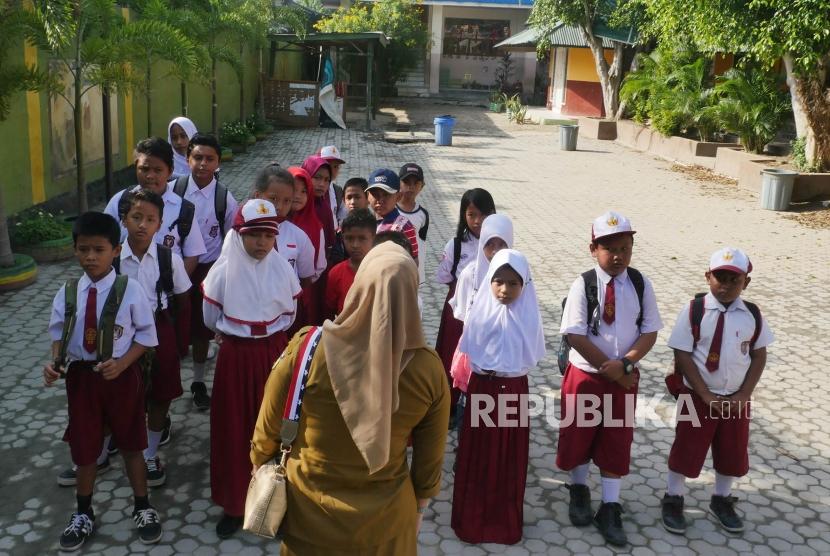 Ibu Kepala Sekolah SD Negeri 2 Tatura Palu Sulawesi Tengah Nirwana Novitasari, memberikan arahan kepada sejumlah siswa dan siswinya yang hadir di sekolah, Senin (15/10).