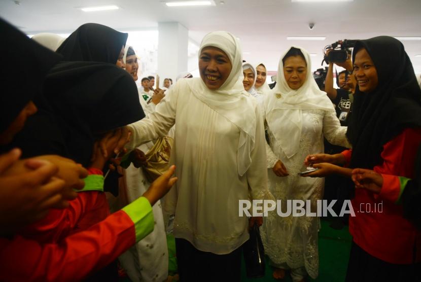 Ketua Umum PP Muslimat Nahdlatul Ulama Khofifah Indar Parawansa didampingi  Ketua Panitia Harlah ke-73 Muslimat NU Yenny Wahid saat menghadiri acara doa bersama dan santunan anak yatim di Gelora Bung Karno, Jakarta, Sabtu (26/1).