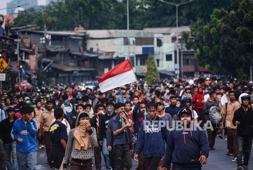 Massa aksi pelajar STM saat terlibat bentrok dengan polisi ketika melakukan aksi unjuk rasa tolak UU KPK hasil revisi dan RKUHP di Jalan Layang Slipi, Petamburan Jakarta, Rabu (25/9/2019).