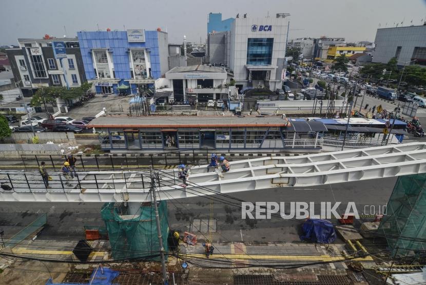 Mengintegrasikan LRT dan Transjakarta dengan Skybridge. Sejumlah pekerja menyelesaikan proyek pembangunan Skybridge di Rawamangun, Jakarta Timur, Kamis (16/5).