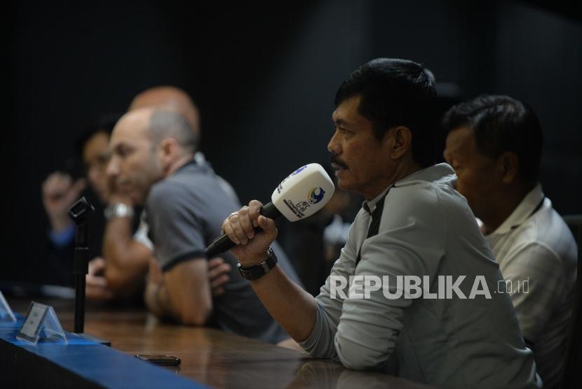 Pelatih Indonesia, Indra Sjafri memberikan keterangan kepada media terkait persiapan tim nasional sepakbola Indonesia U19 menjelang  di ruang  konferensi pers Stadion Utama Gelora Bungkarno, Jakarta, Rabu (17/10).