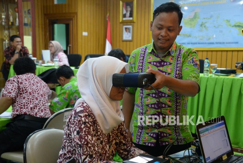 Petugas suku dinas kependudukan dan pencatatan sipil Kota Adminstrasi Jakarta Selatan melakukan perekaman KTP elektronik kepada para siswa SMKN 28 Jakarta, Kamis (10/1).