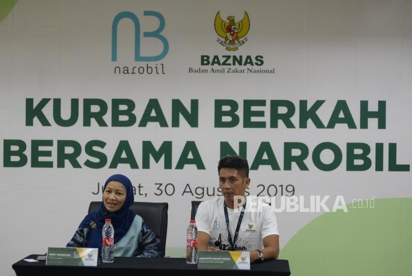 Anggota BAZNAS Emmy Hamidiyah bersama Direktur Utama Jatelindo Armanto Idham Hadju memberikan keterangan terkait kurban berkah bersama narobil di Kantor BAZNAS, Jakarta, Jumat (30/8).
