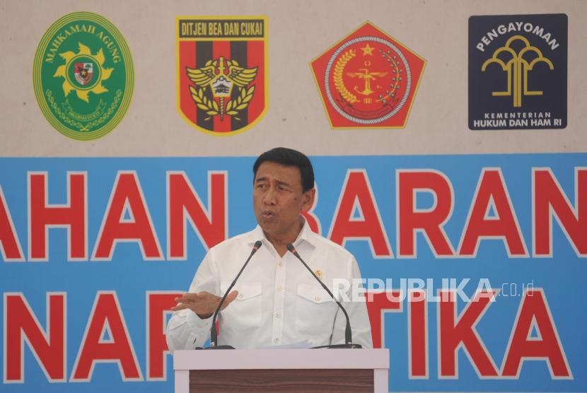 Menteri Koordinator Bidang Politik Hukum dan Keamanan Republik Indonesia Wiranto memberikan sambutan dalam pemusnahan narkotika dan pil PCC di  kawasan Bandara Soekarno Hatta, Tangerang, Banten, Kamis (28/12).